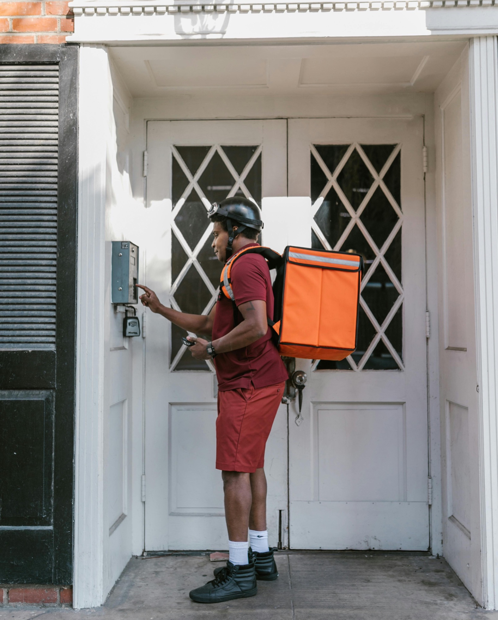 Kurier z dostawą jedzenia